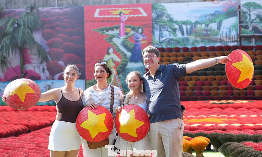 Làng hương Quảng Phú Cầu rực sắc đỏ, hút du khách check-in
