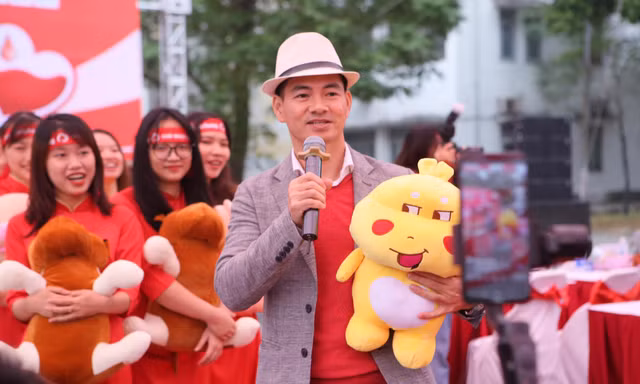 Nghệ sĩ Xuân Bắc cùng dàn sao ‘đốt cháy’ sân khấu Chủ nhật Đỏ