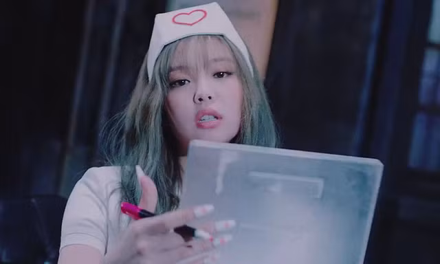 Mặc đồ y tá cho Jennie trong “Lovesick Girls”, stylist của BLACKPINK bị chê thiếu nhạy cảm