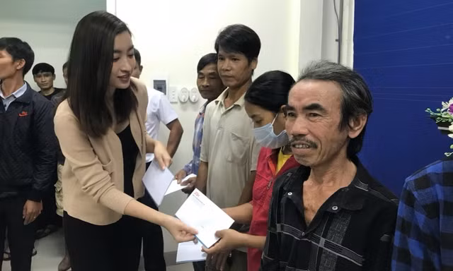 Dàn Hoa hậu Mỹ Linh, Tiểu Vy, Thùy Linh trao tặng 200 triệu cho đồng bào miền Trung