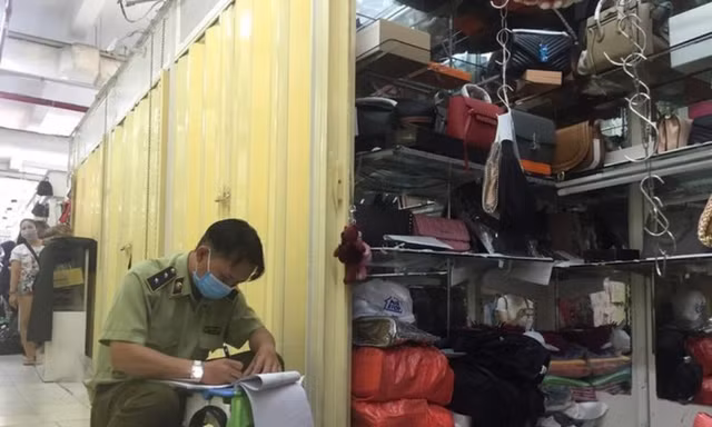 Đột kích chợ nhà giàu, thu giữ cả ngàn món hàng hiệu giả