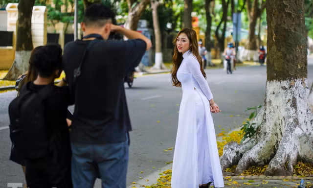 Nhan sắc thiếu nữ trong trẻo dưới nắng vàng mùa thu Hà Nội