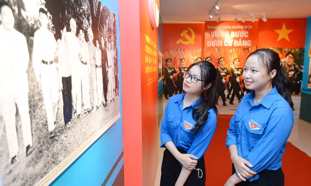 Triển lãm chủ đề “Thanh niên Quân đội - Vững bước dưới cờ Đảng”.
