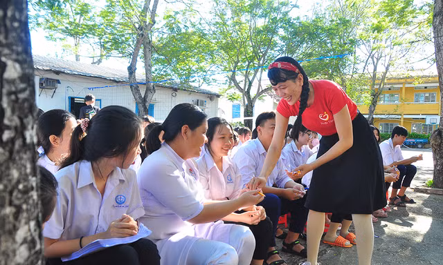 Chia sẻ của 'Cô giáo một chân' với học sinh vùng sâu trước kỳ thi tốt nghiệp THPT