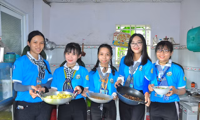 Những khoảnh khắc ấm áp của thanh niên tình nguyện
