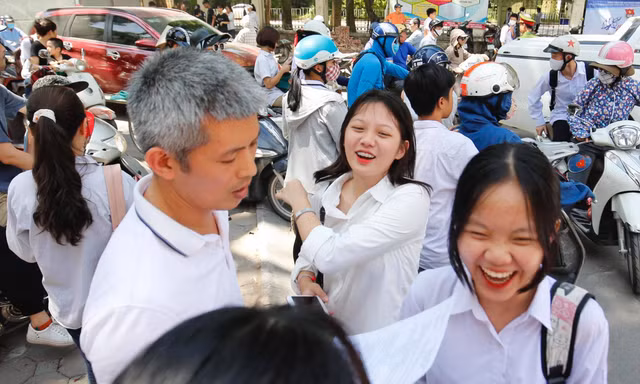 ẢNH: Nữ sinh Thủ đô xinh xắn, rạng ngời sau buổi thi Ngữ Văn