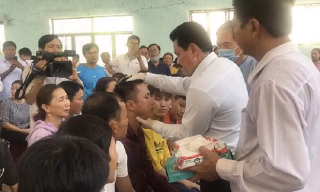 Ông Võ Hoàng Yên chữa bệnh cho người dân Bình Sơn (Quảng Ngãi) vào giữa tháng 7/2020. Ảnh: Nguyễn Ngọc