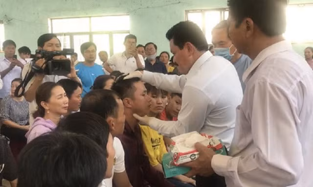 Công an huyện Bình Sơn, tỉnh Quảng Ngãi xác minh việc khám, chữa bệnh của "thần y" Võ Hoàng Yên. Ảnh: Nguyễn Ngọc