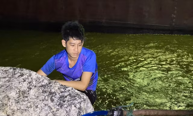 Hút 10 tấn dầu trên tàu vận tải bị nạn ở vùng biển Quảng Ngãi 