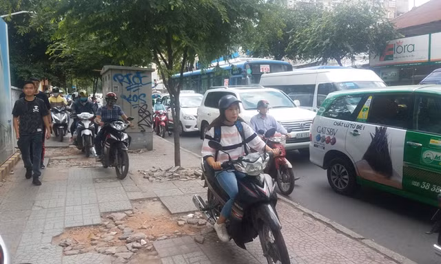 Vỉa hè TPHCM hư hỏng nặng, sao xe máy cứ leo lề?