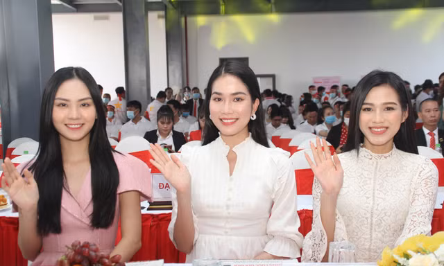 Hoa hậu Đỗ Thị Hà, Á hậu Phương Anh xinh tươi cổ động Chủ nhật Đỏ 