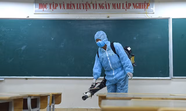 Rốt ráo khử khuẩn trường học chuẩn bị cho kỳ thi THPT 2020