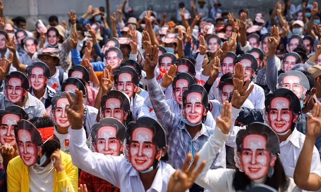 Người biểu tình chống đảo chính đeo mặt nạ bà Suu Kyi ở Yangon. Ảnh: Reuters