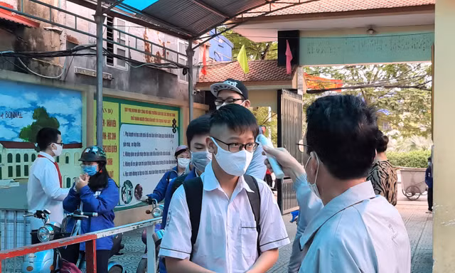 Ngày đầu học sinh Hải Phòng quay trở lại trường học