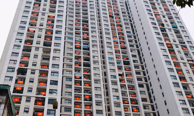 Cư dân chung cư vỗ tay, treo cờ cổ vũ phòng chống dịch COVID-19