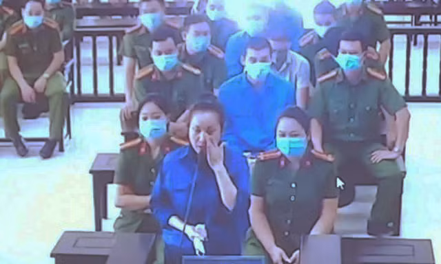 Vợ Đường "Nhuệ" bật khác trước toà vì thương cho người bị đánh - Ảnh: Hoàng Long