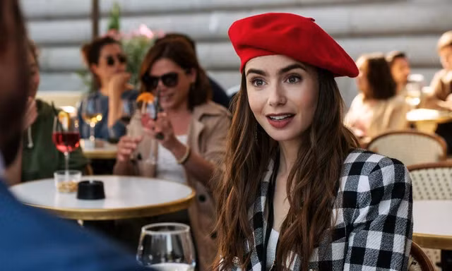 “Emily in Paris” khiến mũ beret hot trở lại, nhưng làm thế nào để đội thật thanh lịch?
