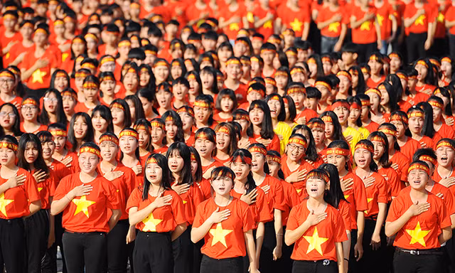 Tuổi trẻ Việt Nam tự hào tiến bước dưới cờ Đảng