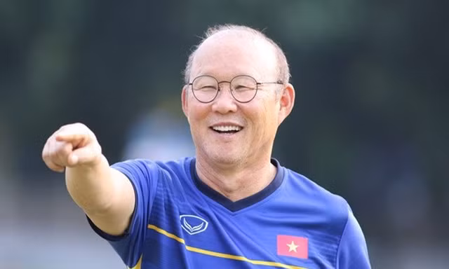 Park Hang Seo: Hành trình "phép màu" từ tân HLV gây tranh cãi đến tượng đài của bóng đá Việt Nam!