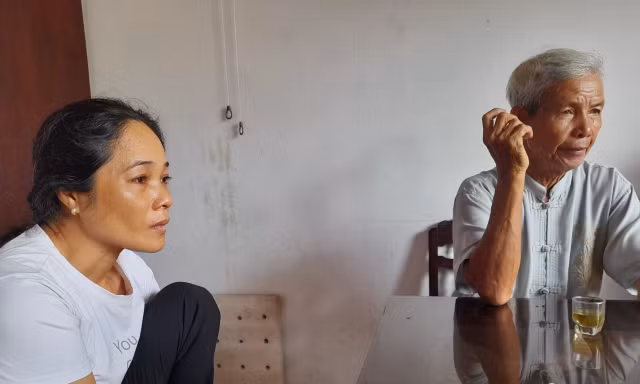 Vợ và bố của anh Võ Ngọc Đô. Ảnh: Trương Định