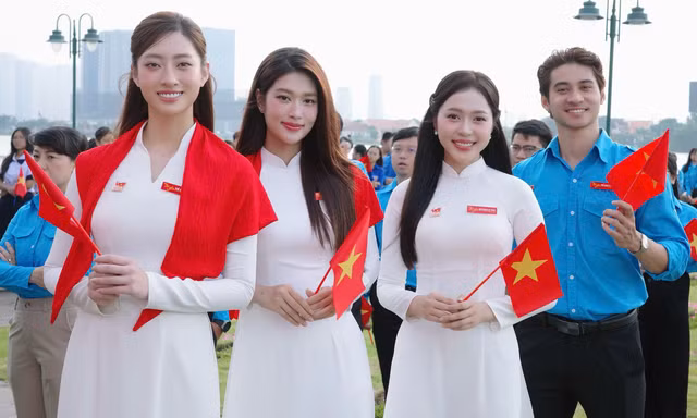 Vừa đón tuổi mới bên mẹ, Hoa hậu Lương Thùy Linh cùng các 'nàng Hậu' tự hào dự lễ chào cờ 'Tôi yêu Tổ quốc tôi' 