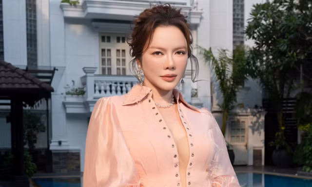 Lý Nhã Kỳ diện mốt khoét ngực sâu đầy gợi cảm, tiết lộ có 'tin vui'