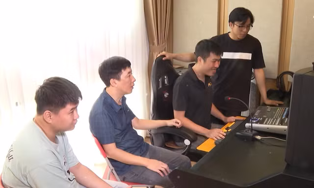 Những bạn trẻ 'vẽ' lại cuộc đời bằng âm thanh, viết tiếp bài ca về sự tử tế