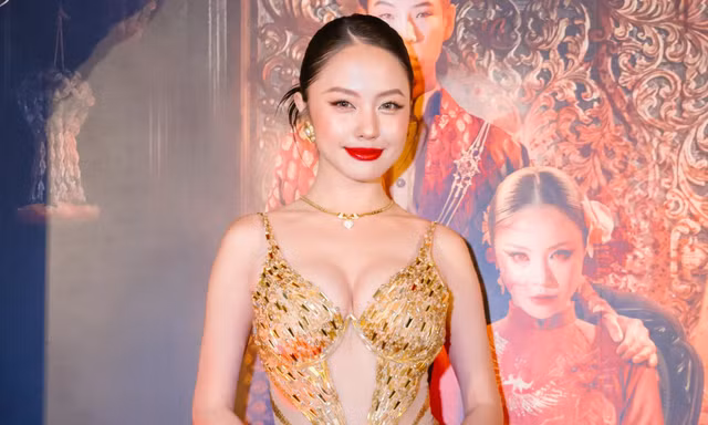 'Nữ hoàng phim kinh dị' Rima Thanh Vy diện váy dát vàng khoe vóc dáng 'bốc lửa', thần thái ma mị trên thảm đỏ