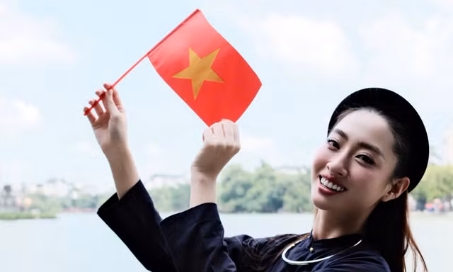 Hoa hậu Lương Thuỳ Linh diện trang phục Tày 'thả dáng' ở Hồ Gươm mừng Đại lễ 2/9