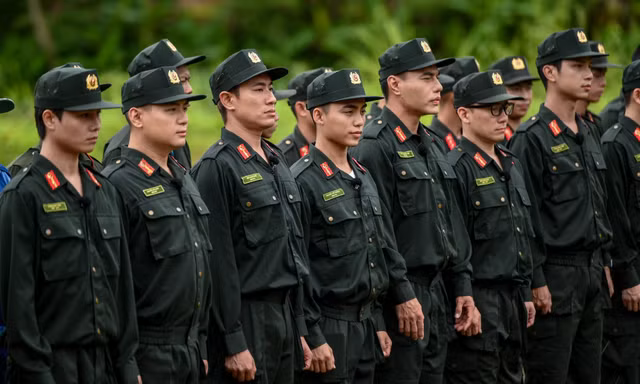 MONO, Tiến Luật, Lê Dương Bảo Lâm rơi nước mắt nể phục người chiến sĩ CAND ngã xuống vì bình yên cho nhân dân