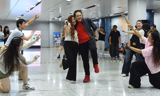Nhóm nghệ sĩ tài năng gây bất ngờ khi trình diễn nhạc kịch Broadway ngay tại ga metro Bến Thành
