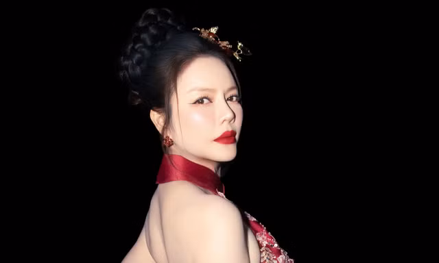 Sắc vóc quyến rũ của 'mỹ nhân không tuổi' này khi sải bước trên sàn diễn thời trang khiến netizen không khỏi trầm trồ