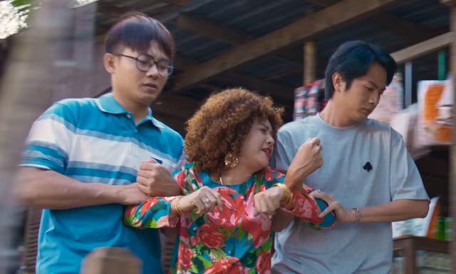 'Món ăn lạ' ngoài phòng vé Việt quy tụ dàn diễn viên hai thế hệ gây tò mò