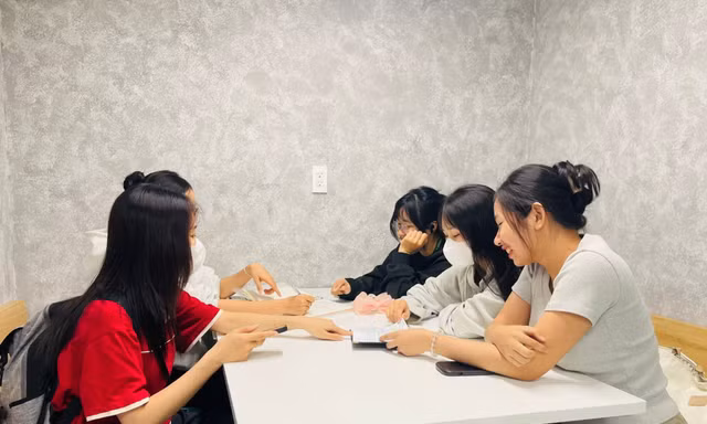 Giá cả tăng, giới trẻ 'thắt lưng buộc bụng', đắn đo khi ‘rút ví’