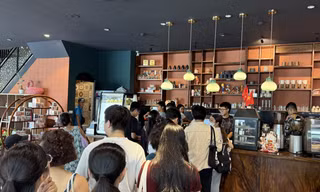 Khá đông các bạn trẻ xếp hàng vào quán