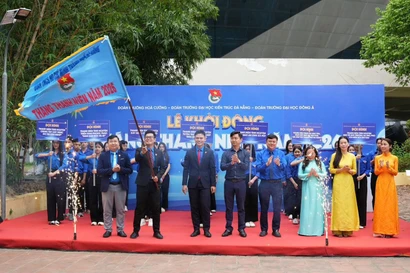 Tuổi trẻ Đà Nẵng dâng hương tri ân, trao tặng công trình “Tủ sách yêu thương”