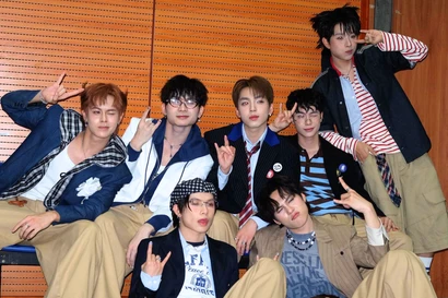 UPRIZE ngày càng "trộm vía", trình diễn tự tin không cần đến "trợ thủ đắc lực"