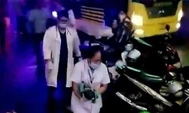 Cảnh sát giao thông hỗ trợ xe khách chở sản phụ trở dạ tới bệnh viện