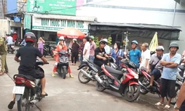 Người dân địa phương tập trung tại hiện trường vụ án mạng. Ảnh: IE.