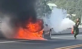 Ô tô bốc cháy ngùn ngụt trên cầu Rạch Miễu 