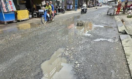 Sau ngập, nhiều tuyến đường ở Cần Thơ đầy 'ổ gà, ổ voi'