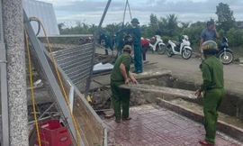 17 căn nhà ở Cà Mau bị sập, tốc mái sau trận lốc xoáy giữa đêm