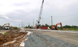 Phấn đấu giữa tháng 12 này bàn giao toàn bộ mặt bằng cao tốc Cà Mau - Đất Mũi