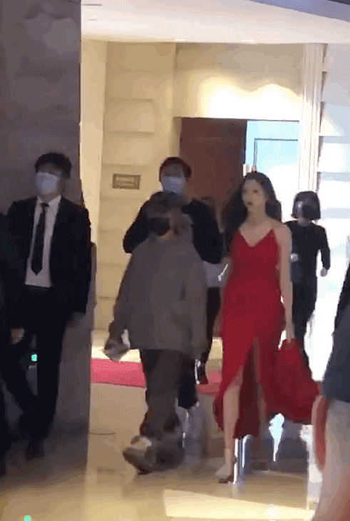 Trước tin đồn chia tay Lộc Hàm, Quan Hiểu Đồng khoe body chiếm trọn “spotlight” trên phố ảnh 6