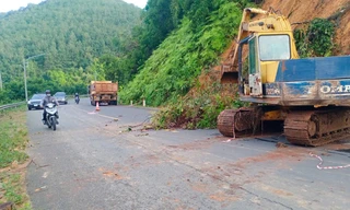 Mưa lớn gây sạt lở tỉnh lộ 755B nối Đồng Nai với Lâm Đồng 