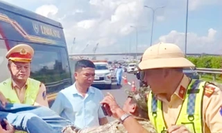 Đang điều khiển xe khách trên đường cao tốc, tài xế bất ngờ đột quỵ 