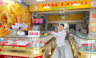 Bỏ 2 triệu đồng mua vàng giả rồi mang cầm cố lấy 165 triệu đồng 