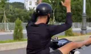 Lái xe bằng chân, nam thanh niên bị tịch thu phương tiện 