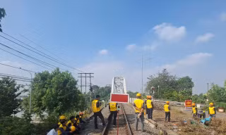 Vận tải đường sắt thiệt hại nặng nề do sà lan đâm cầu Ghềnh