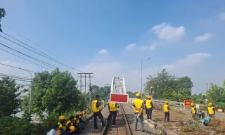 Vận tải đường sắt thiệt hại nặng nề do sà lan đâm cầu Ghềnh